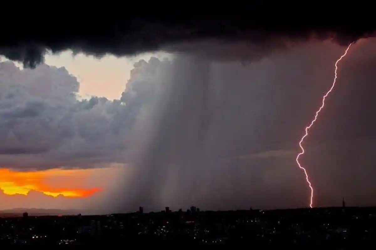 BMKG Keluarkan Peringatan Dini 13-14 November 2025: Waspada Hujan Disertai Petir