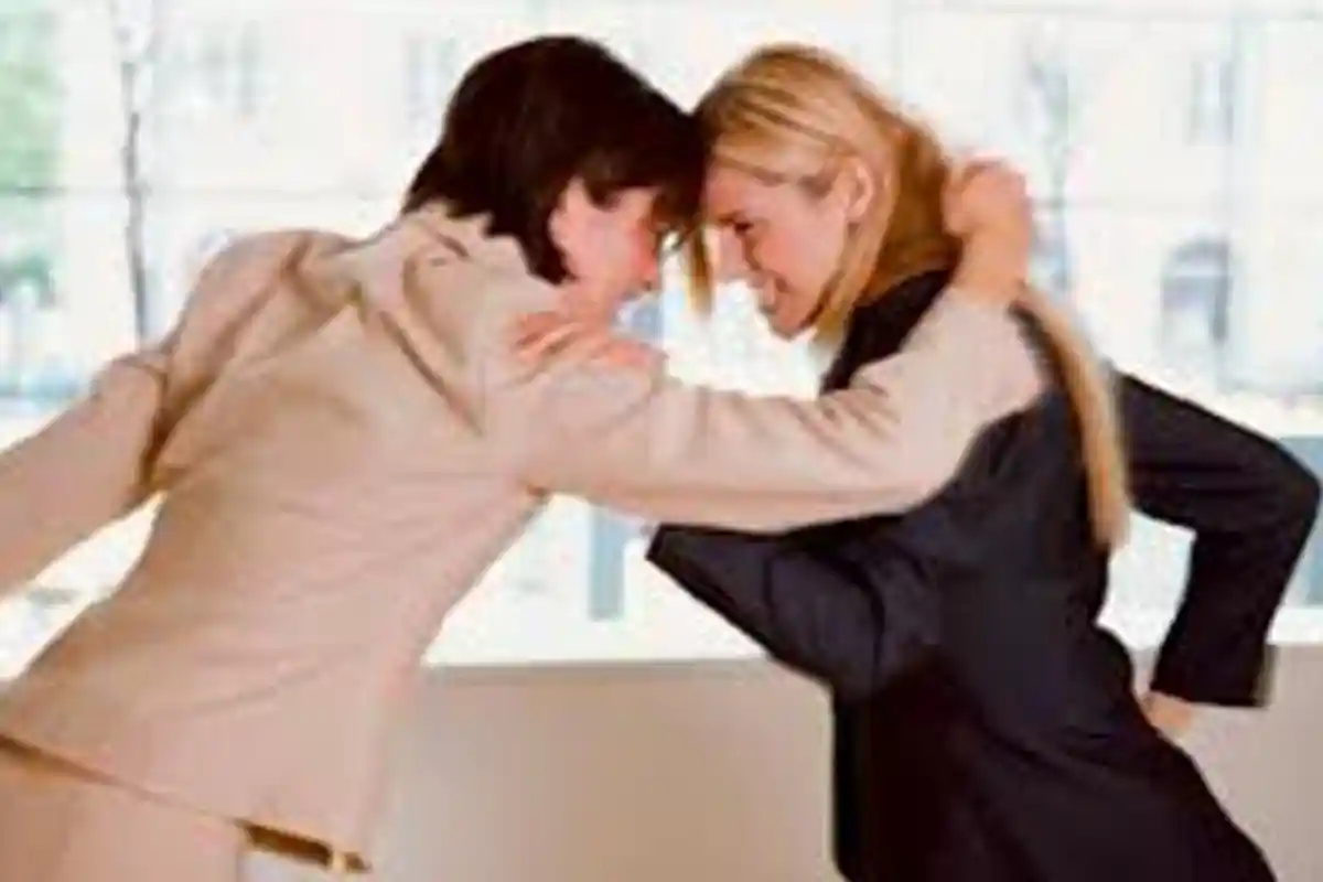 Dua Karyawati Bank Cakar-cakaran Rebutan Nasabah