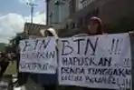 Warga Perumahan Karya Gading Permai Demo Bank BTN Pekanbaru