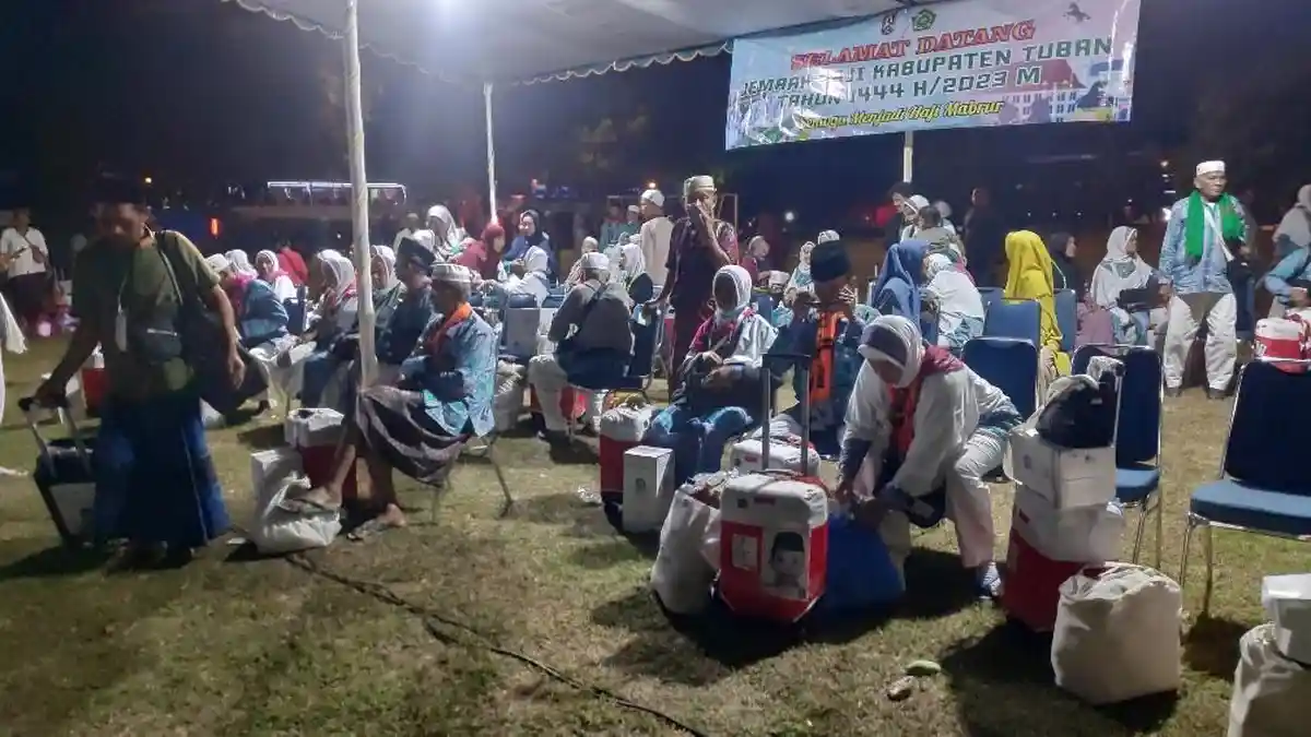 Momen Haru Keluarga Sambut Kepulangan Jemaah Haji Tuban