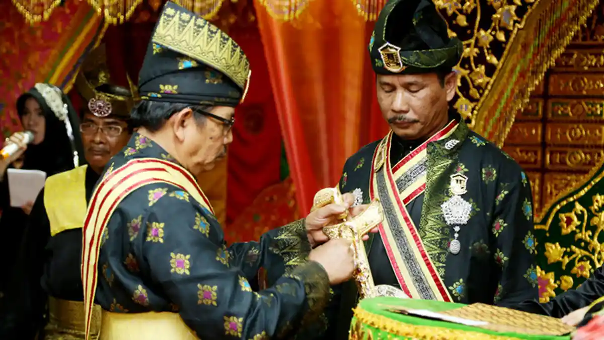 Lembaga Adat Melayu Berikan Walikota Batam Gelar Datuk Setia Amanah - walikota-batam-h-muhammad-rudi-menerima-gelar-datuk-setia-amanah-dari-lembaga-adat-melayu3_20160401_210211.jpg