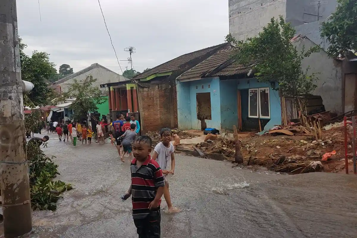 Puri Citayam Permai II Masih Terendam Banjir, Kondisi Tanggul Membahayakan