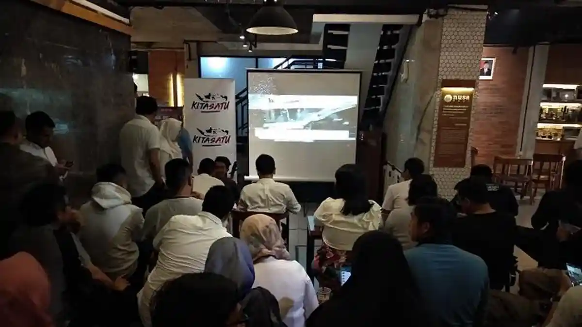 Pendukung Jokowi-Maruf dan Prabowo-Sandi Nonton Bareng Debat Pilpres Sambil Ngopi