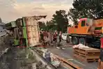 20260426_Kecelakaan-Truk-tronton-bermuatan-tembakau-terguling-di-Tol-Semarang_1.jpg