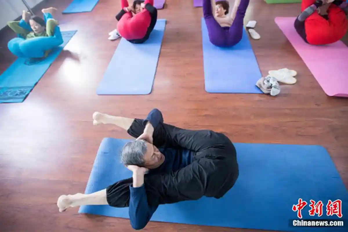 Berusia 72 Tahun, Tubuh Kakek Ini Masih Lentur Bak Plastik