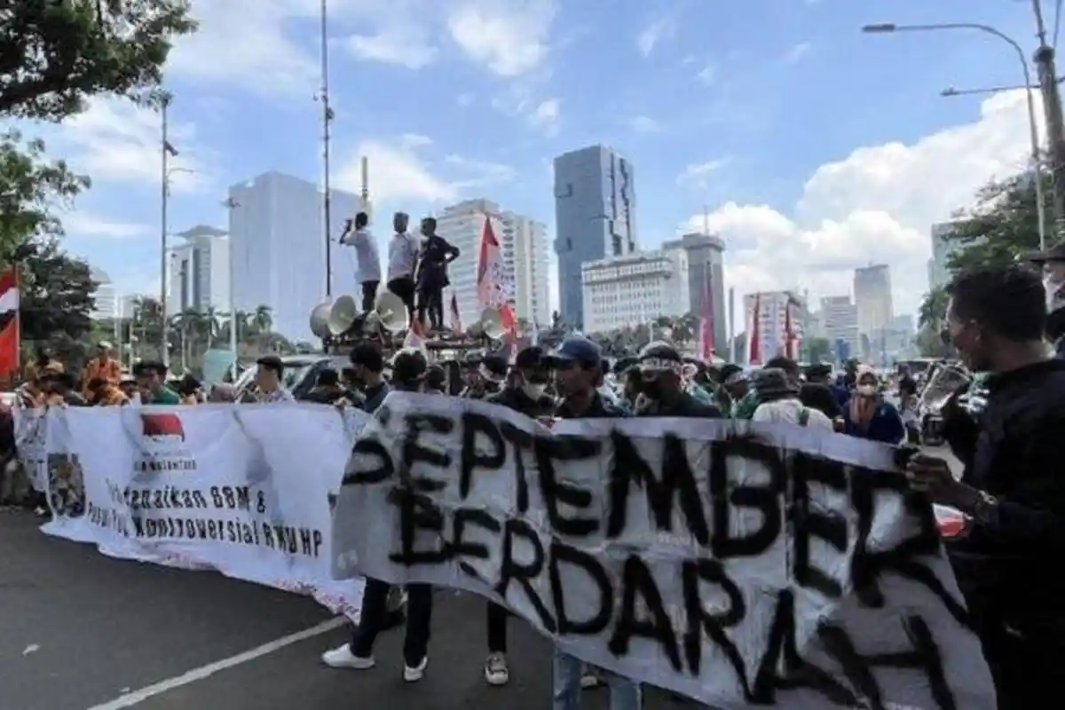 Mahasiswa BEM Nusantara Demo Menolak Kenaikan Harga BBM Subdisi di Kawasan Patung Kuda Arjuna Wiwaha