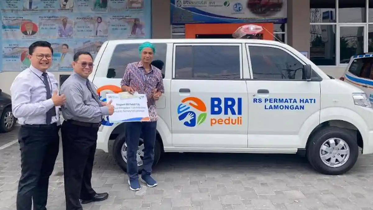 Bantuan Mobil Ambulans BRI untuk RS Permata Hati Kabupaten Lamongan