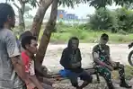 Babinsa Koramil 1806-02/Babo Ajak Warga Jaga Kerukunan di Kampung Irarutu III