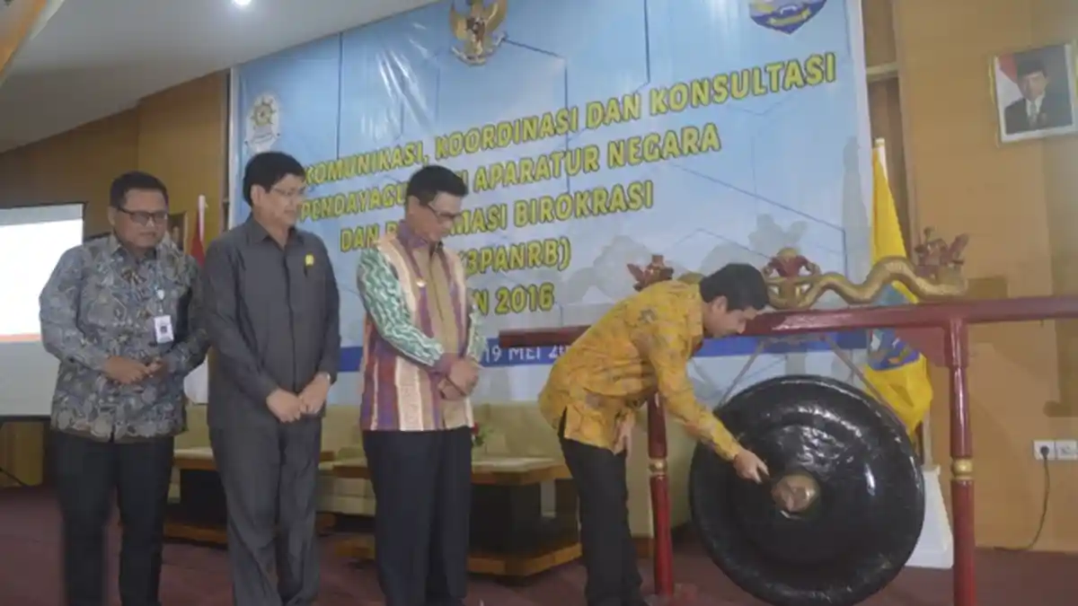 Lagi Asyik Blusukan, Menteri Yuddy Merasakan Listrik Byarpet 8 Kali