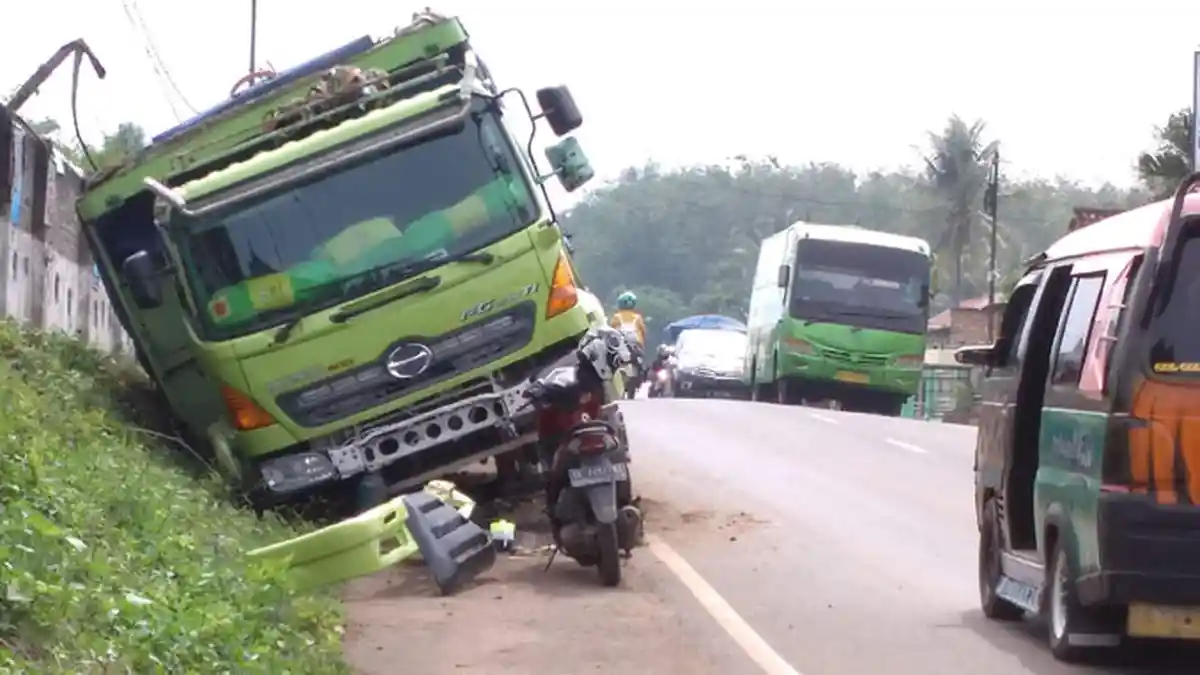 FOTO: Fuso Nyungsep, Laka Tunggal atau Tabrakan?