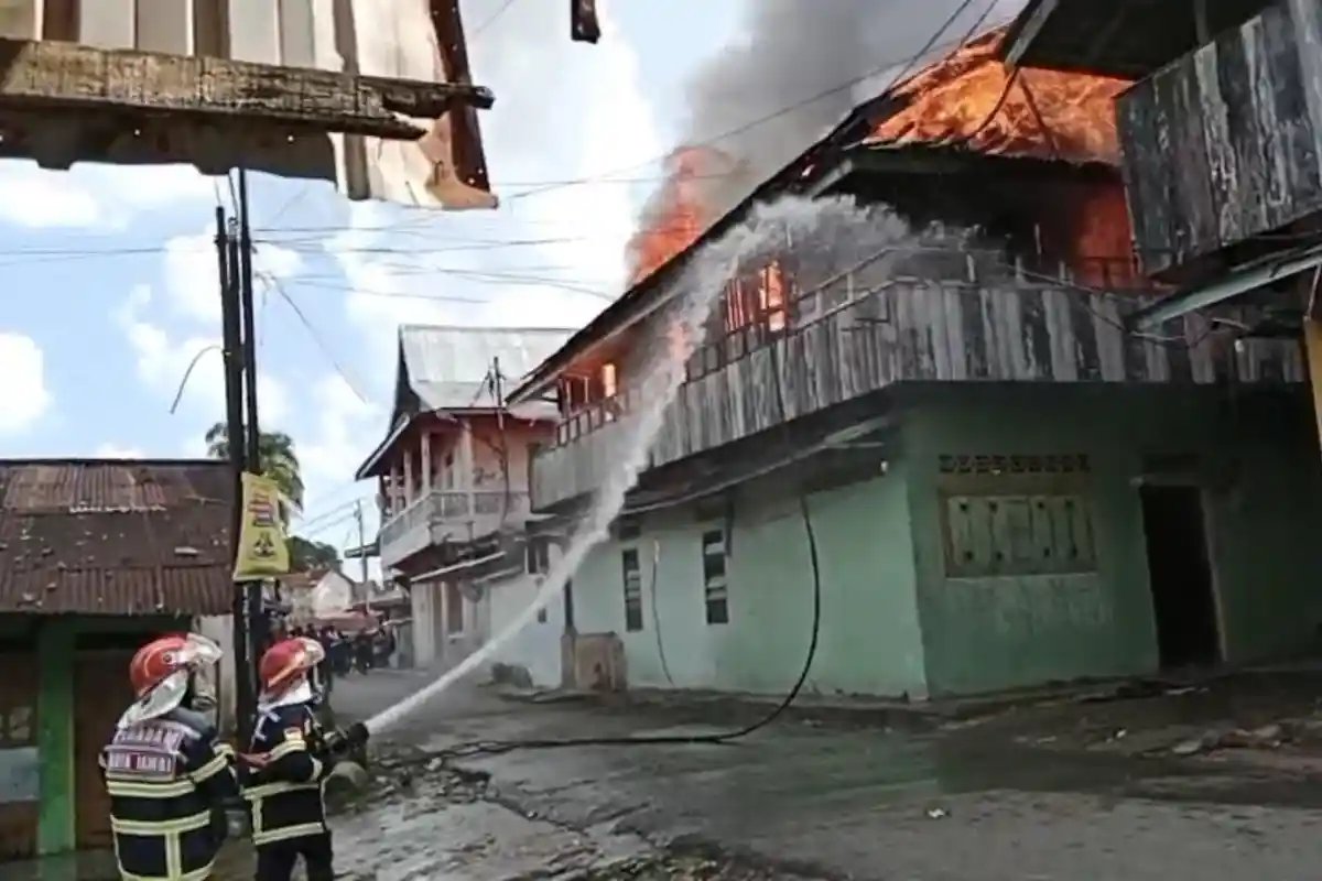 12 Rumah Terbakar di Eks Lokalisasi Payosigadung Jambi Terbakar