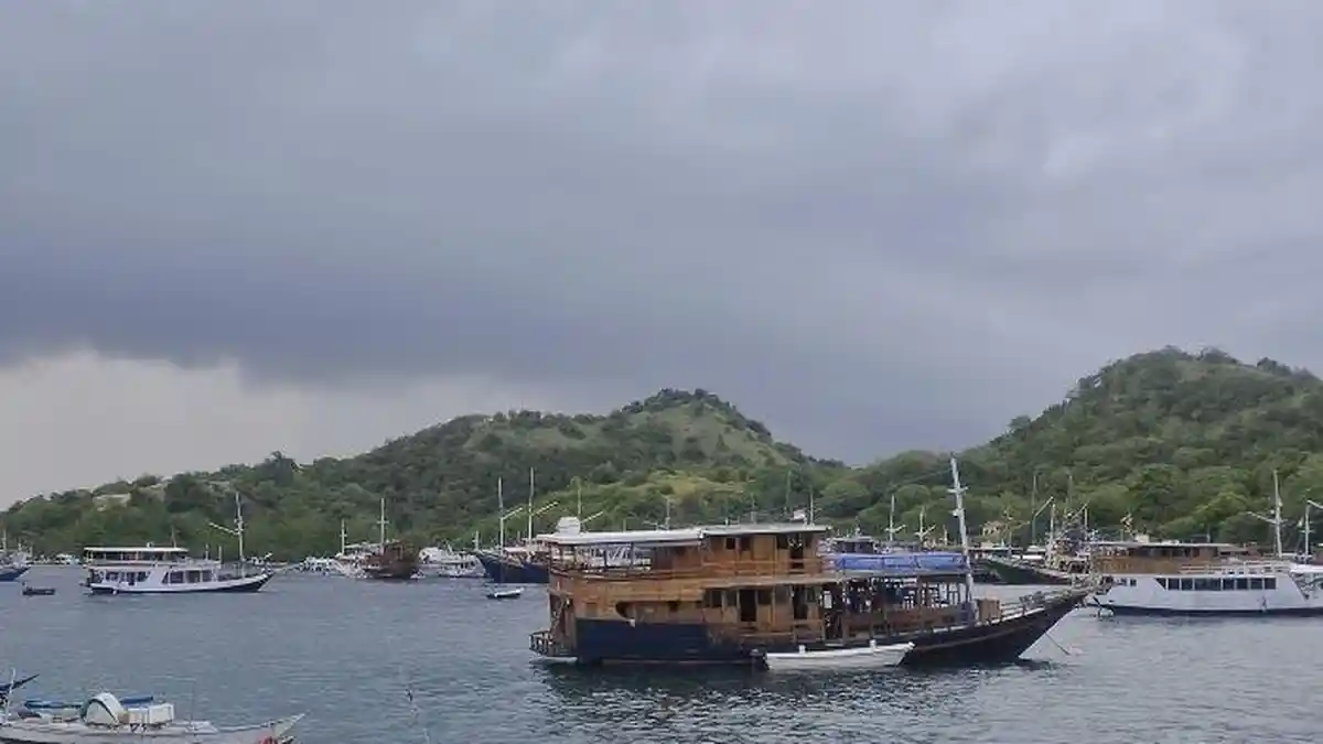 Cuaca Buruk, Kapal Wisata di Labuan Bajo Dilarang Berlayar selama Enam Hari