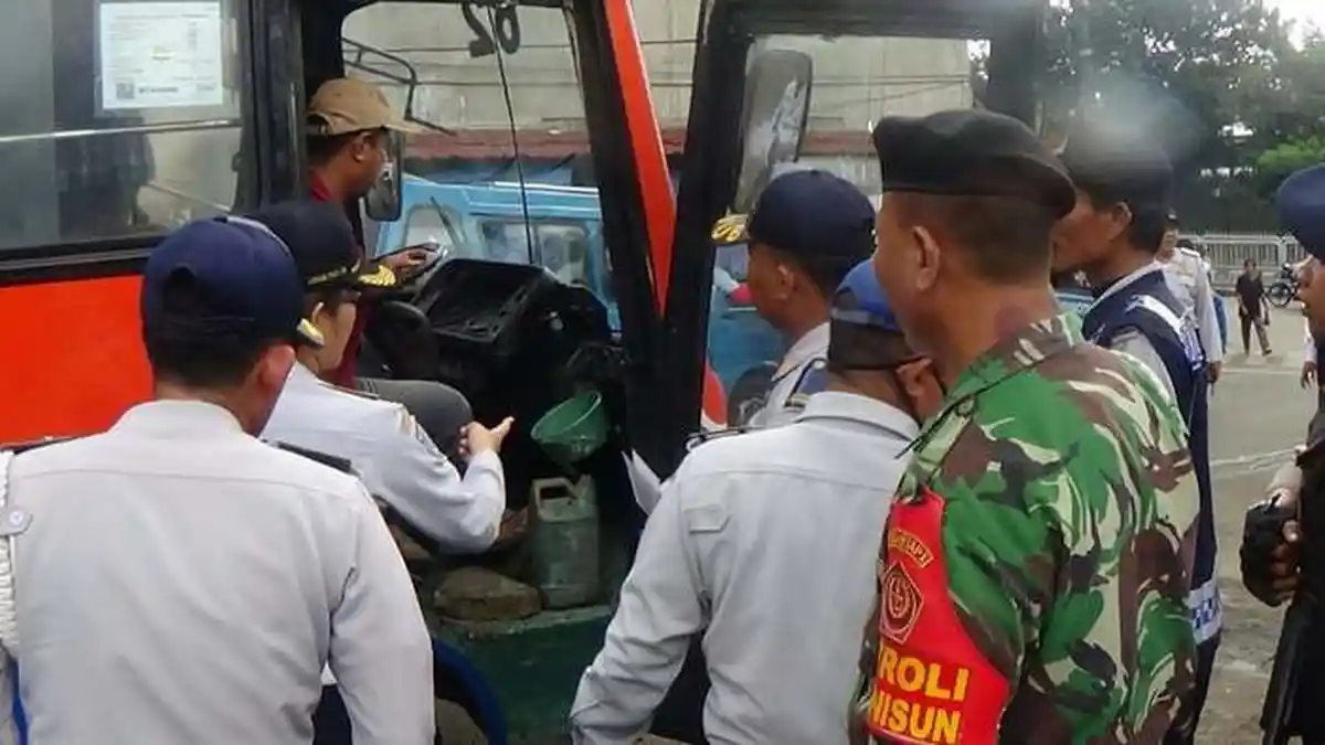 BREAKING NEWS: Ahok Tantang Metromini Mogok Seumur Hidup