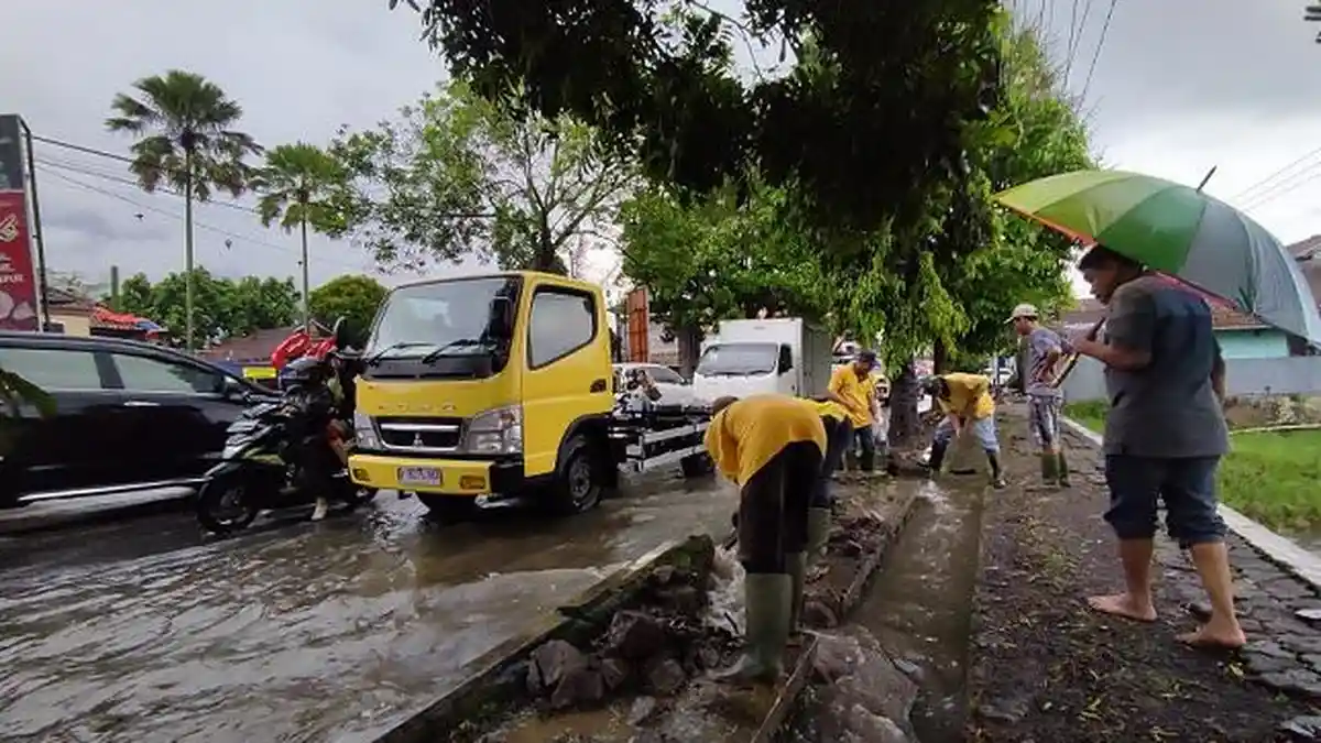 Drainase Buruk, Jalan Protokol Otista Garut Terendam Banjir, Warga Terpaksa Bongkar Trotoar