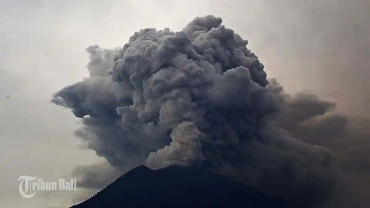 Gunung Agung Keluarkan Zat Berbahaya di Udara, Merembet ke Surabaya hingga Meracuni Perairan di Bali