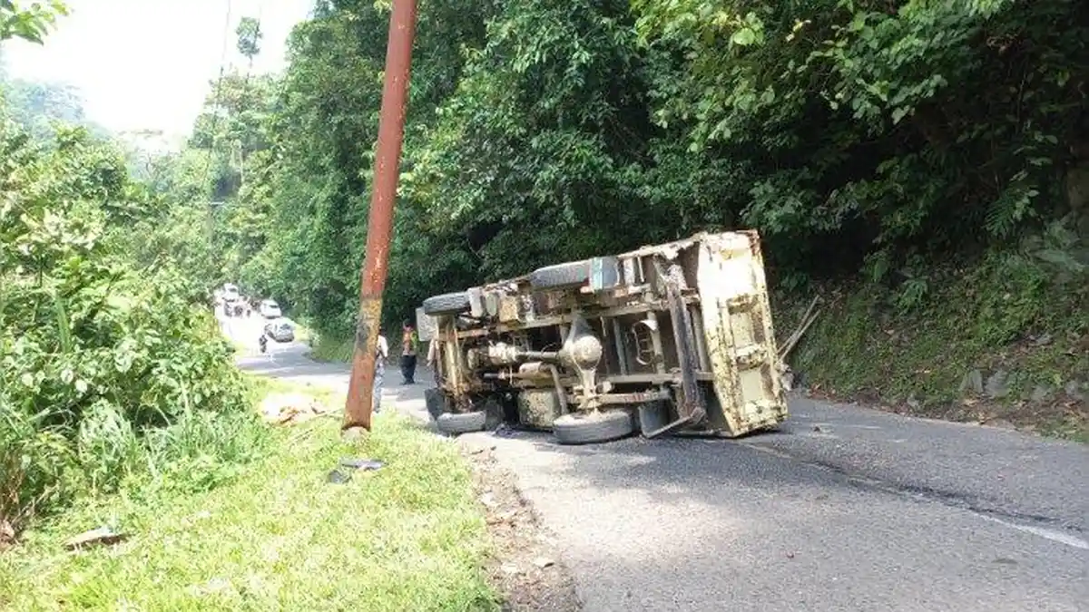 Baru Saja Terjadi, Truk yang Angkut 15 Wisatawan Terguling di Palabuhanratu, Ini Kondisi Korban