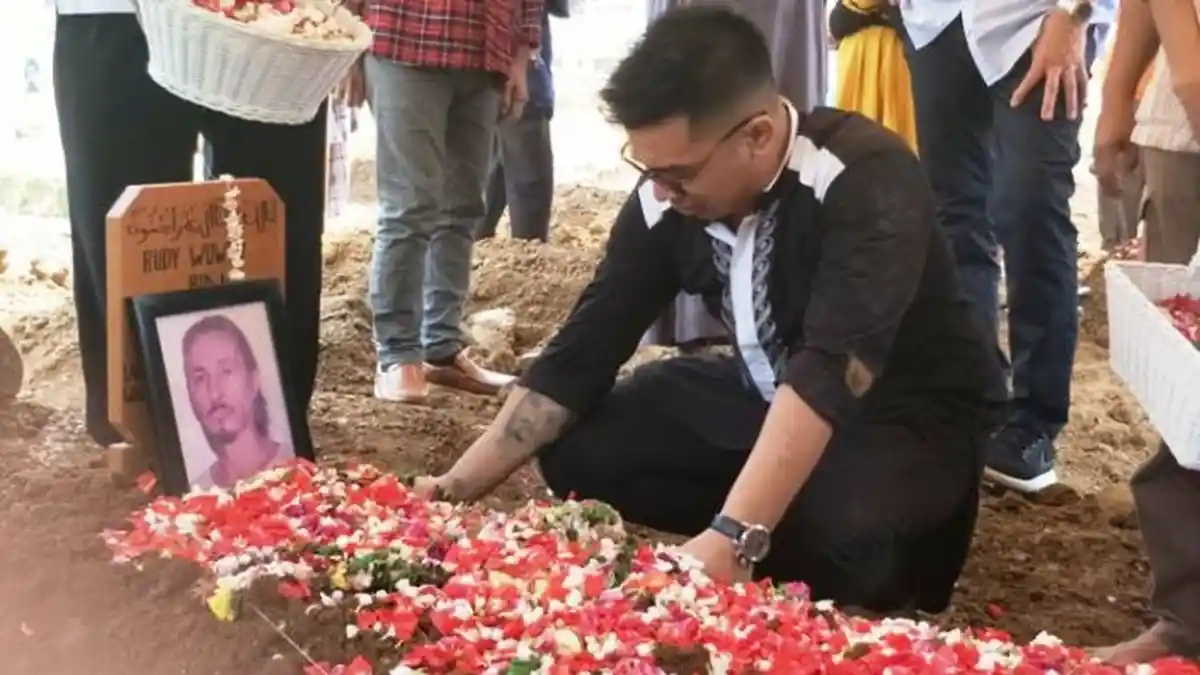 Azan dan Tangis Michael Iringi Pemakaman Rudy Wowor