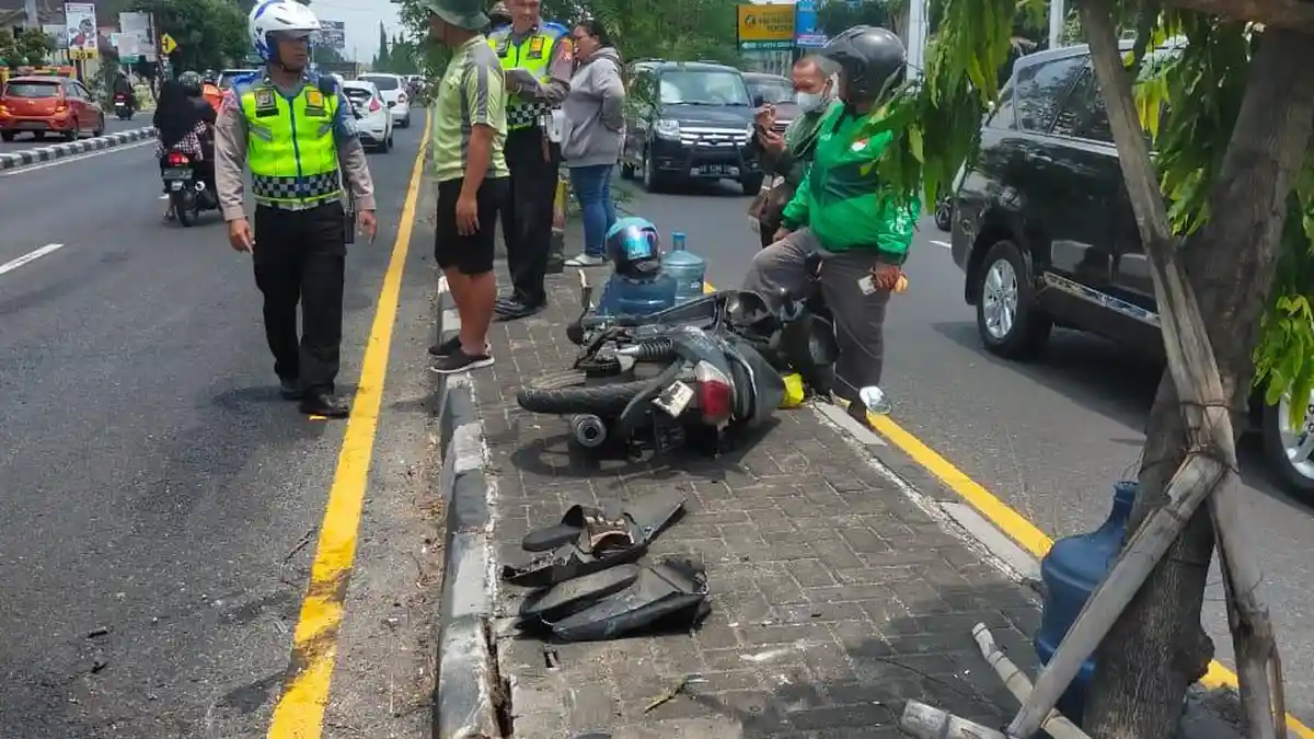 BREAKING NEWS: Kecelakaan Maut di Ringroad, Pemotor Meninggal Dunia Tertabrak Mobil Damkar Sleman
