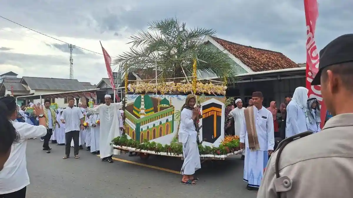Masyarakat Desa Namang Arak Ribuan Telur