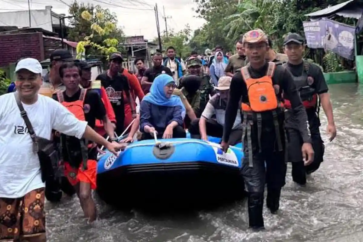 Susuri Banjir di Desa Jombok Jombang, Khofifah Salurkan Bantuan untuk Warga Terdampak