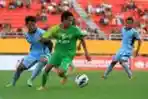 Evan Dimas Lewati Pemain Persela
