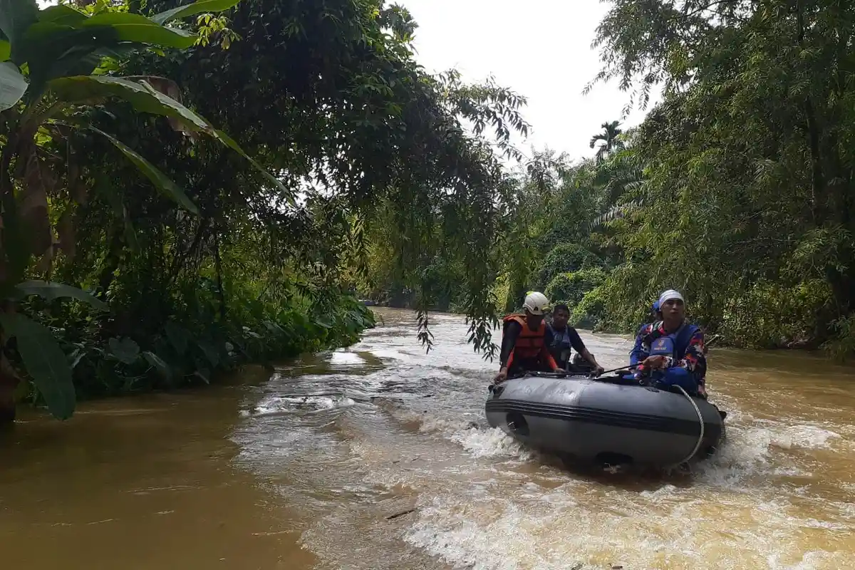 Terhalang Banyaknya Ranting, Tim Gabungan Terus Lakukan Pencarian Korban Hilang di Sungai Abdya