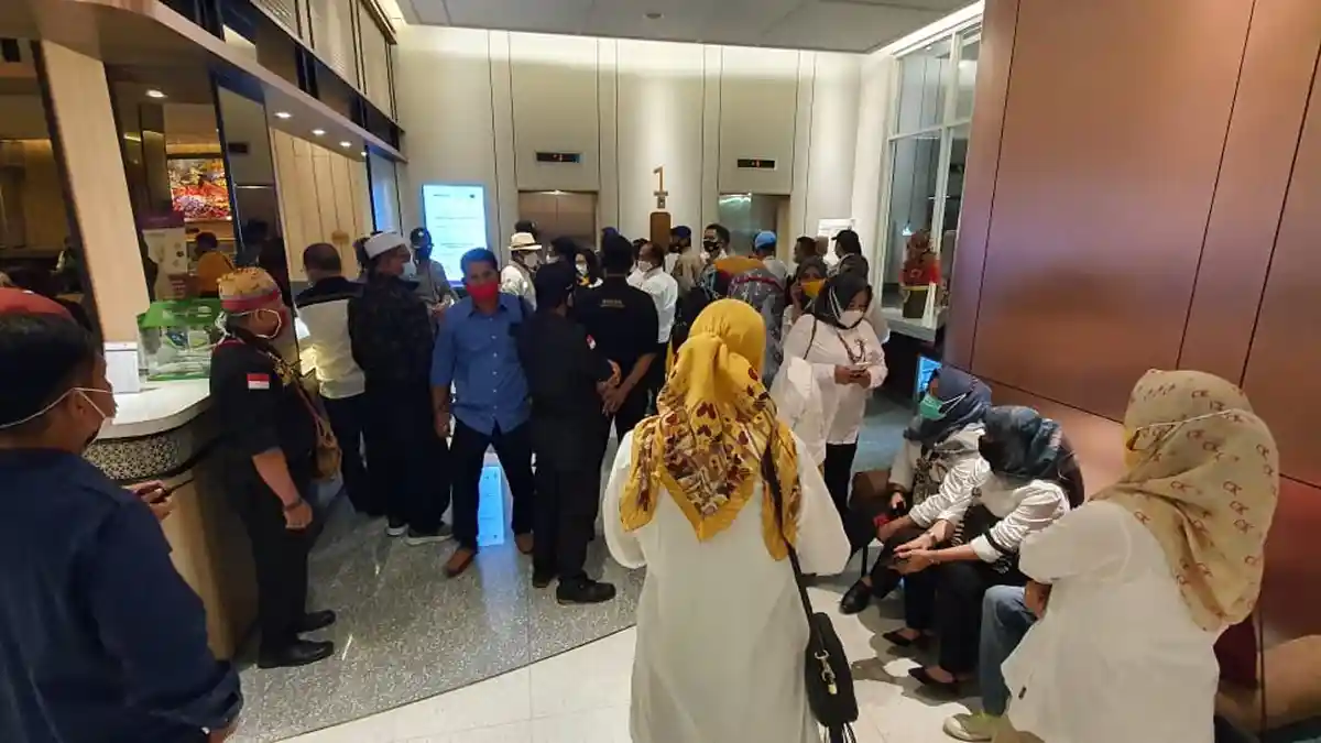 Animo Pendukung Calon Kepala Daerah Bontang Tinggi Meski Debat di Samarinda, Kerumunan di Lobi Hotel