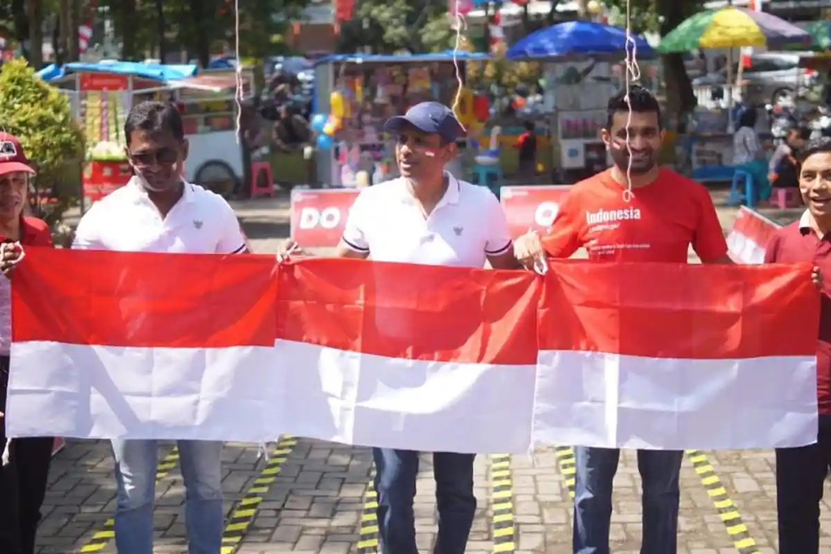 Ketika WNA di Kota Semarang Diajak Ikut Lomba Makan Kerupuk