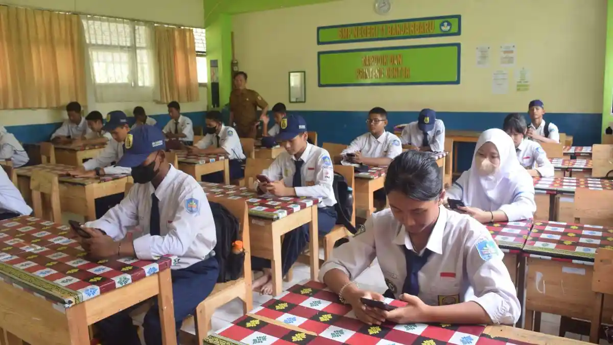 Kunci Jawaban Informatika Kelas 7 SMP Kurikulum Merdeka, Kata Rahasia Halaman 32 dan 33