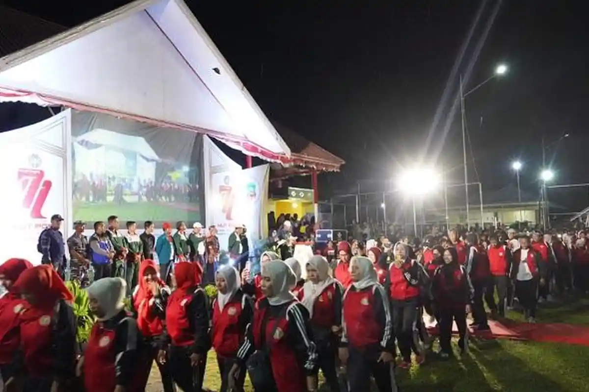 Pembukaan Porseni HUT ke-77 PGRI di Konawe Utara Dimeriahkan Defile Kontingen Meski Diguyur Hujan