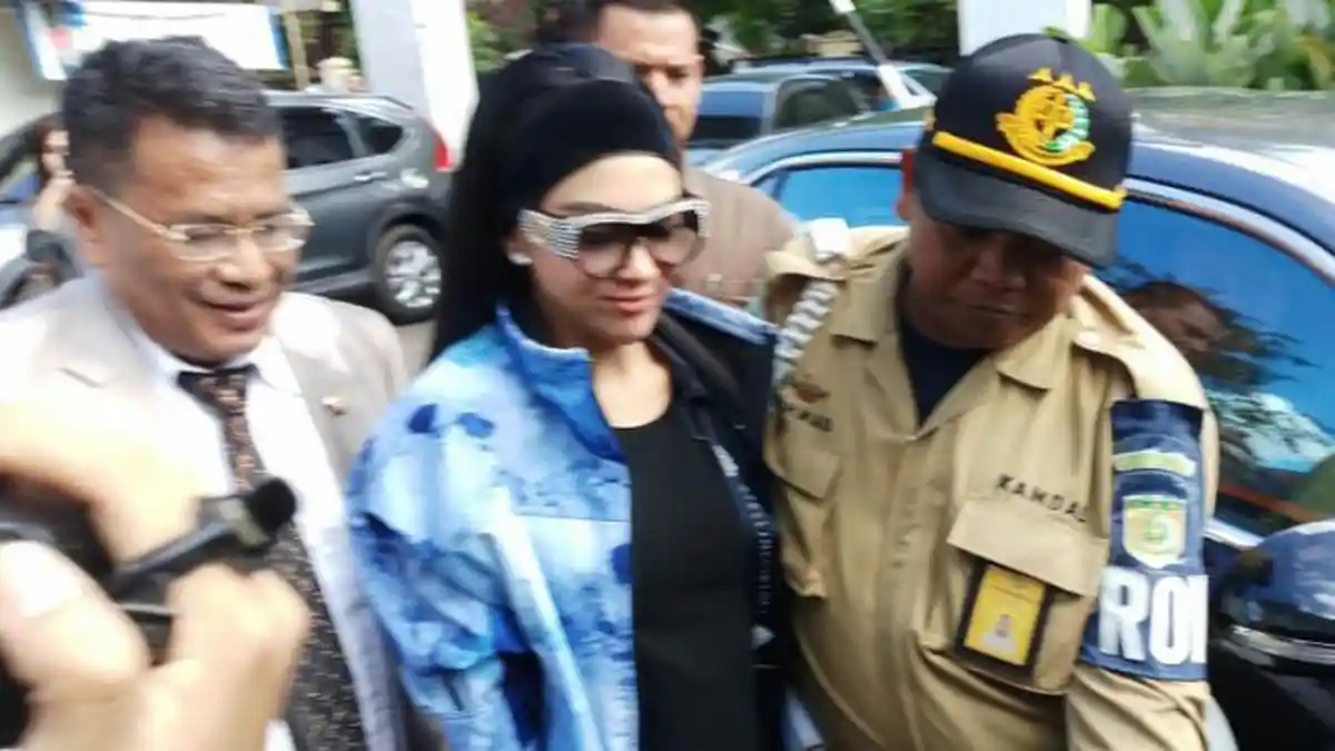 Jadi Saksi Sidang First Travel, Begini Tampilan Syahrini, Katanya: Alhamdulillah Sehat