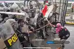 Potret-emak-emak-di-garda-depan-melawan-aparat-Brimob-saat-demo-DPR.jpg