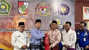 Konsul-Malaysia-di-Pekanbaru-Mohammed-Hosnie-Shahiran-bin-Ismail-menyerahkan-APAR.jpg