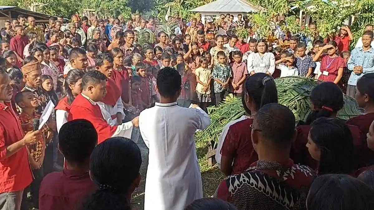Rayakan Minggu Palma, Umat Membeludak di Kapela Longko Manggarai Timur