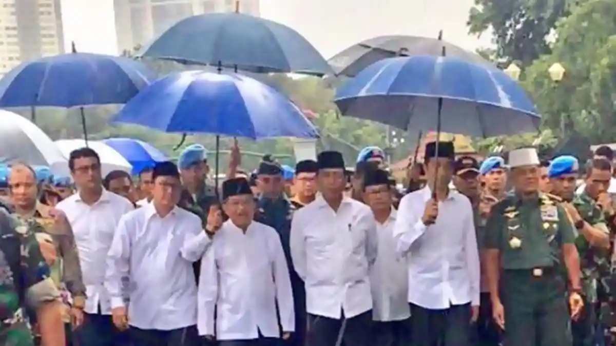 Baru Terungkap, Ini Alasan Payung Jokowi Saat Aksi 212 Berwarna Biru