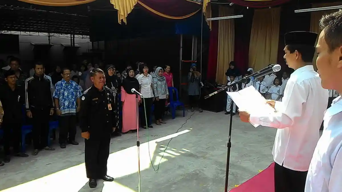 Meski Hanya Tingkat RT, Upacara Bendera Ini Tetap Khidmat
