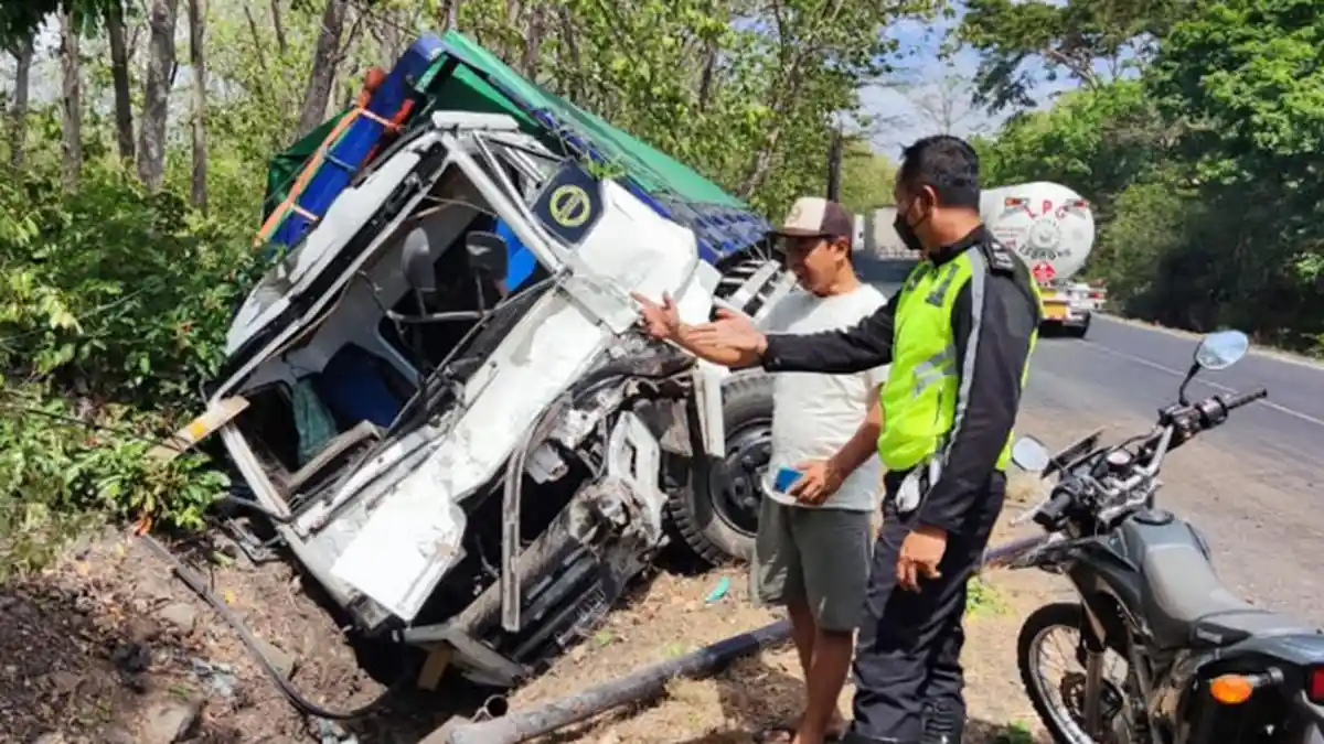 Truk Muatan Sparepart Terguling di Jalan Raya Hutan Baluran Situbondo, Sopir Alami Luka Lecet
