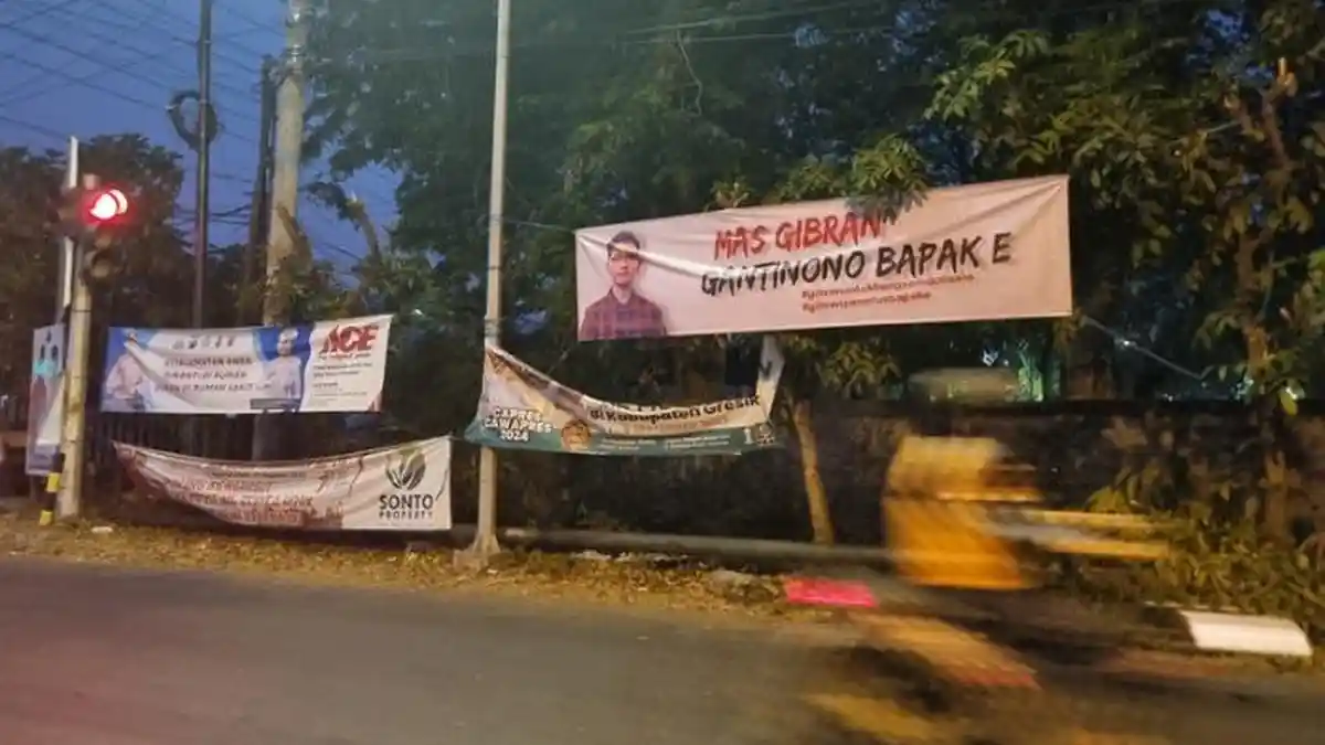 Spanduk Gibran Bertuliskan 'Mas Gibran Gantinono Bapak E' Bertebaran di Gresik