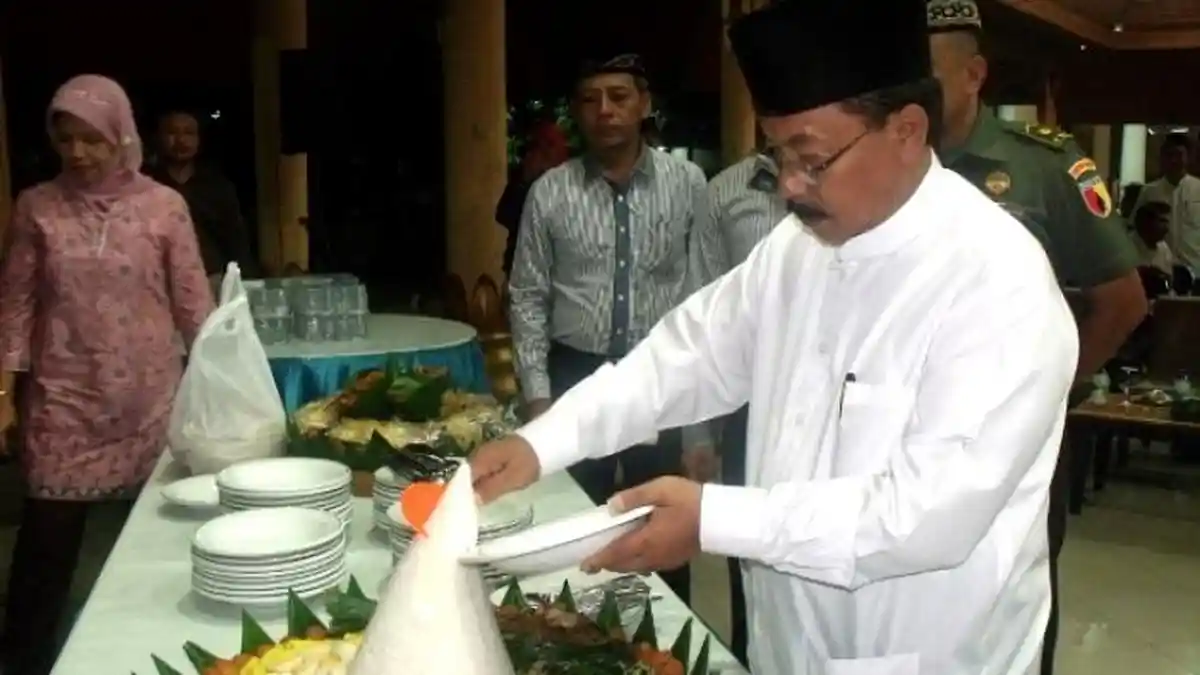 Tukar Tumpeng Cairkan Pendukung Prabowo dan Jokowi