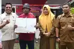 Bupati-Lombok-Timur-Haerul-Warisan-baju-putih-kiri-saat-memberikan-bantuan-modal.jpg