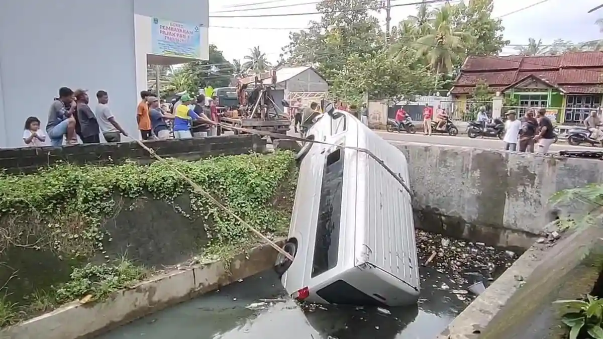 Hiace Bawa Wisatawan Alami Kecelakaan di Pangandaran, Terguling Masuk Solokan, Ini Kata Polisi