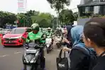 Bangun Budaya Peduli, Anak Usaha BUMN Berbagi-bagi Takjil ke Pengguna Jalan