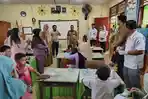 mengecek-murid-di-ruang-UKS-SD-Negeri-7-Tanjungpandan.jpg