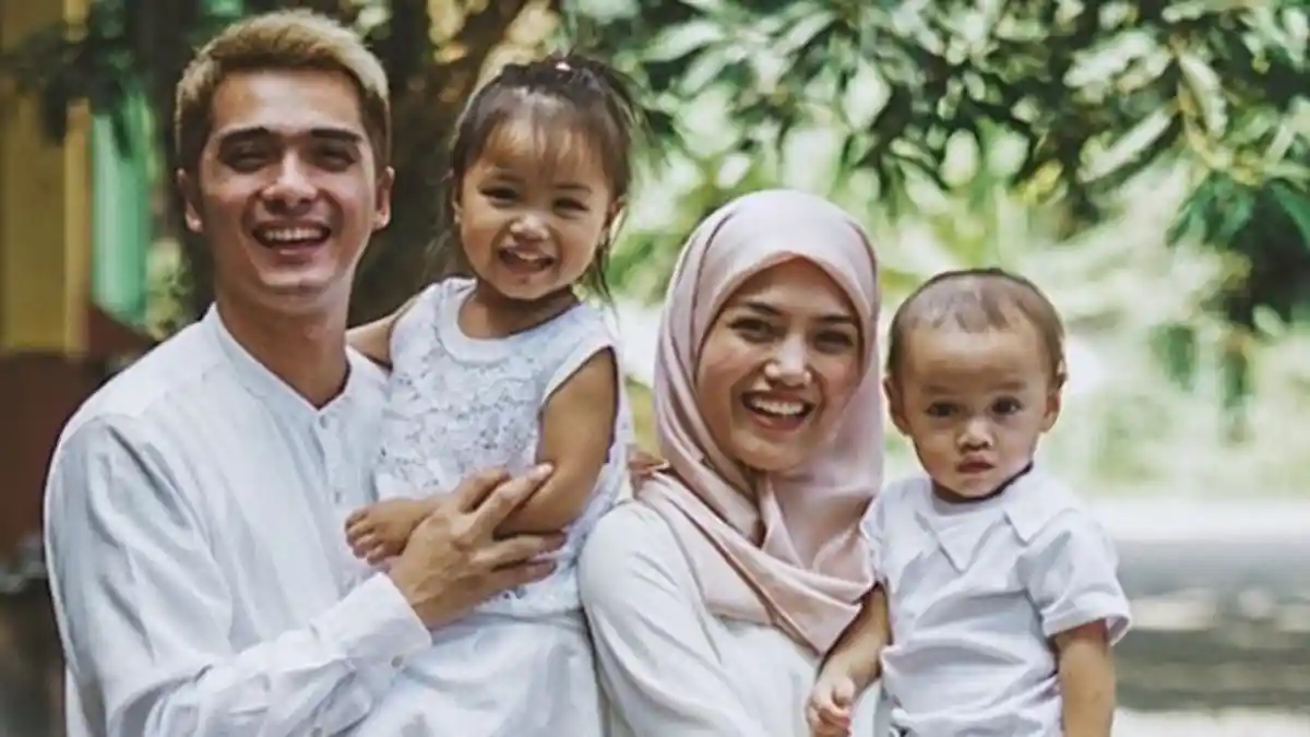 Posting Foto Test Pack Bergaris 2, Ricky Harun Kabarkan Istrinya Hamil ...