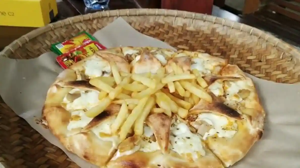 Serunya Ngabuburit Sambil Cicip Brillo Pizza, Perpaduan Makanan Asing dan Lokal di Pangandaran