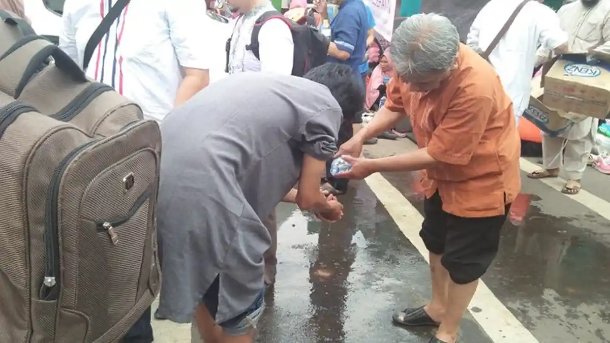 Peserta Aksi 229 Manfaatkan Air Kemasan untuk Berwudhu