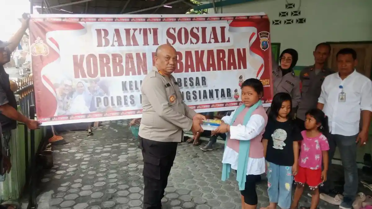 Pasca Kebakaran Di Jalan Wahidin, Polsek Siantar Utara Berikan Bantuan Kepada Pelajar