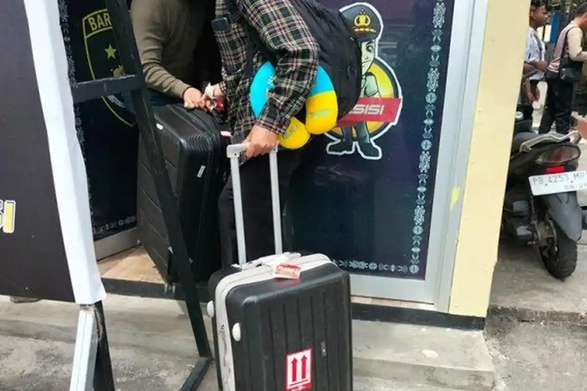 Penyidik KPK Angkut 2 Koper Usai Periksa Pegawai BPK Papua Barat Soal Suap Yan Piet Mosso