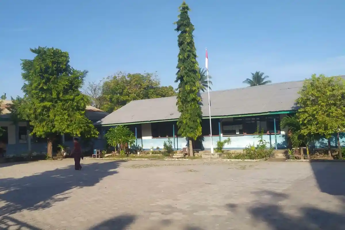 18 Guru Honor SDK 1 Tarsisius Lewoleba Mogok Mengajar