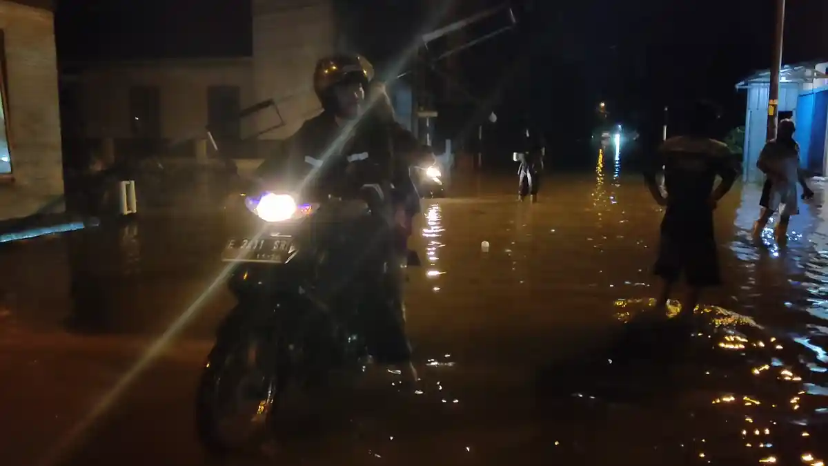 Banjir Indramayu Saat Dini Hari Buta, Kucing Turut Diungsikan saat Keluarga Indra Mengungsi